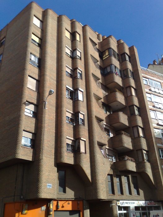 Edificio de 26 viviendas 18 de julio. León.1975
